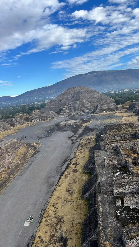 Vista aerea de la Calzada de los Muertos hacia la Piramide de la Luna en Teotihuacan